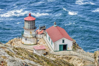 1870 yılında inşa edilmiş, deniz feneri Reyes üzerinde kayalık uçurum Farallones Körfezi Point Reyes Milli Seashore, Marin County, California, Amerika Birleşik Devletleri içinde yer alan noktasıdır.