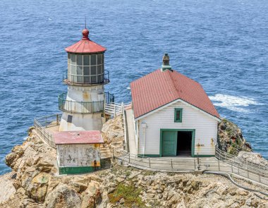1870 yılında inşa edilmiş, deniz feneri Reyes üzerinde kayalık uçurum Farallones Körfezi Point Reyes Milli Seashore, Marin County, California, Amerika Birleşik Devletleri içinde yer alan noktasıdır.