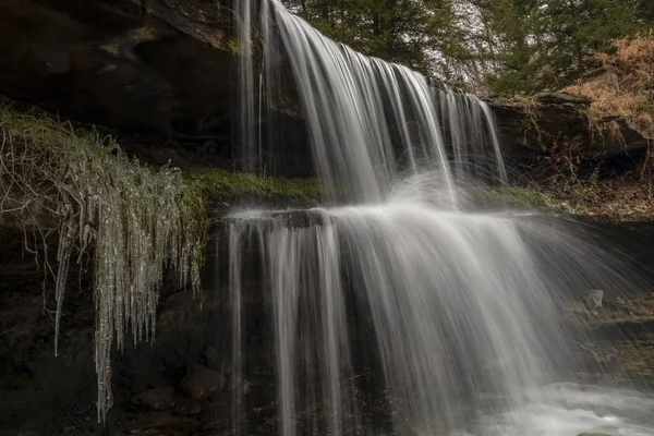 Medida Que Hielo Comienza Formarse Los Bordes Una Cascada Oglebay —  Fotos de Stock