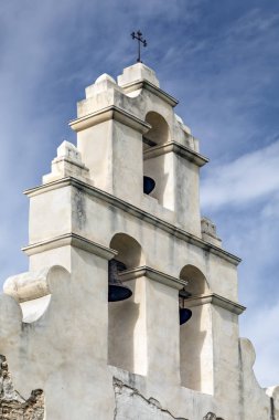 Duvardaki campanario veya çan, Mission San Juan Capistrano San Antonio, Teksas'ın üç çan asmak.