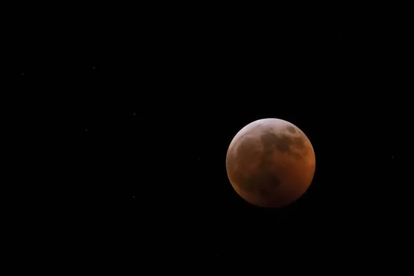 Звезды Освещают Ночное Небо Луна Покрыта Тенью Земли Время Полного — стоковое фото