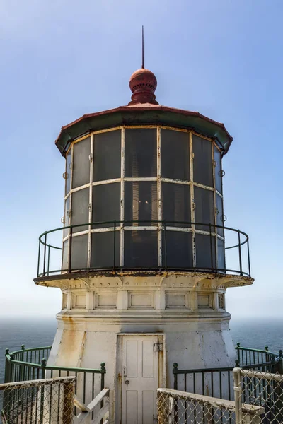 在1870年建造的 雷耶斯灯塔位于 Farallones 湾的一个岩石悬崖上 位于美国加利福尼亚州马林郡的海滩上 — 图库照片