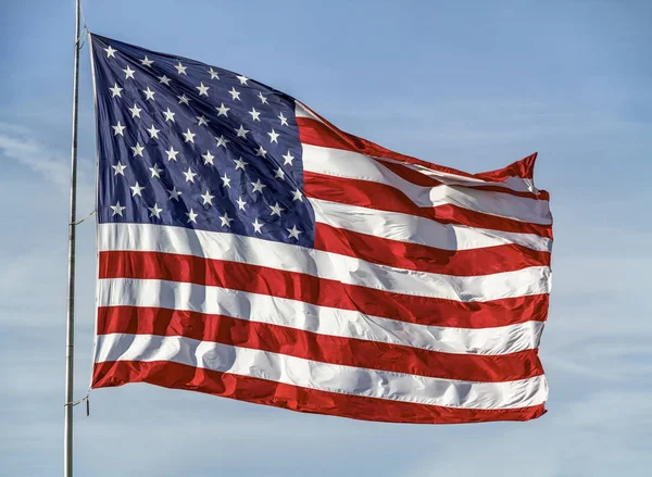 Μεγάλη Ηνωμένες Πολιτείες Σημαία Κυματίζει Περήφανα Κατά Ένα Θολό Μπλε — Φωτογραφία Αρχείου