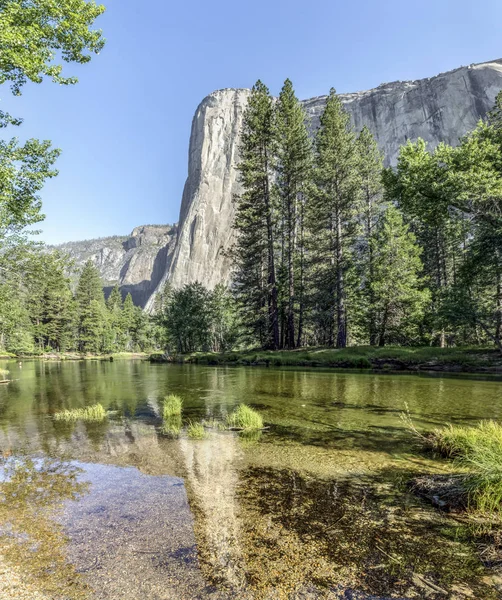 Refletindo sobre El Capitan — Fotografia de Stock