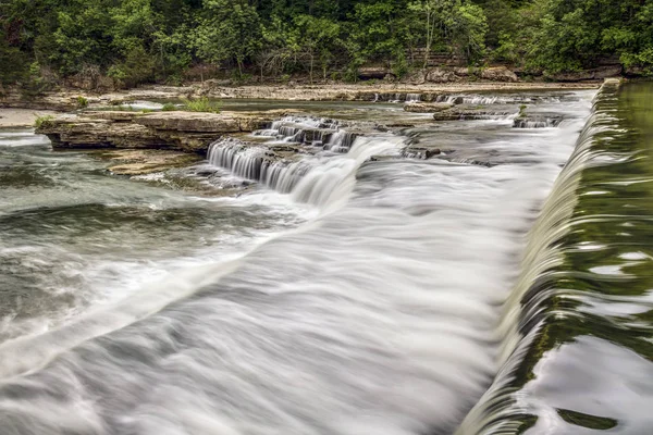 Cascada amplia en Mill Creek — Foto de Stock