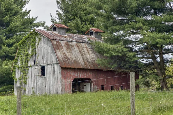 Antiguo granero en el país —  Fotos de Stock