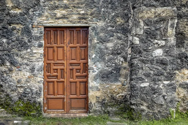 Старая дверь и старая стена — стоковое фото