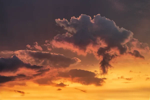 Hoge drama-Colurful zonsondergang wolken — Stockfoto