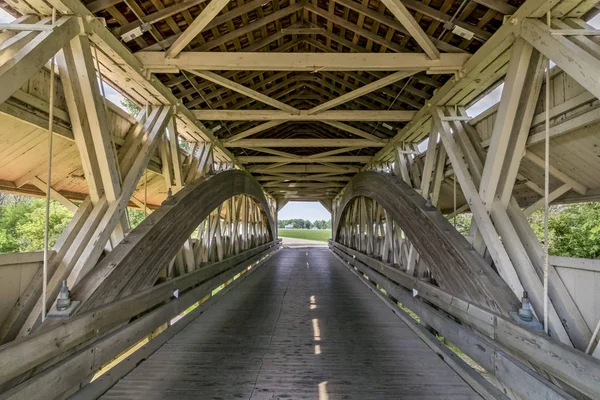 Innerhalb der Bigelow-Brücke — Stockfoto