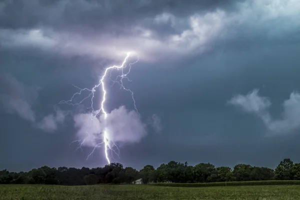 Felhő a földi villámcsapás — Stock Fotó