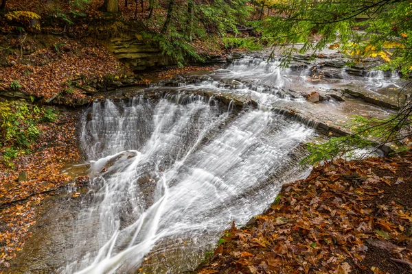 Whitewater Kaskader Över Klippavsatser Vackra Brudslöja Falls Ett Vattenfall Fotograferat — Stockfoto