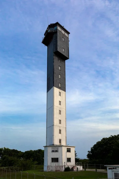 查尔斯顿灯塔 Charleston Light 也被称为沙利文岛灯塔 Sullivan Island Lighthouse 于1962年首度被点燃 站在南卡罗来纳州查尔斯顿港 Charleston — 图库照片