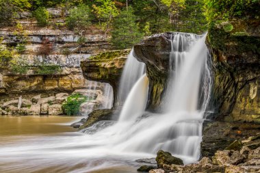 Yukarı Katarakt Şelalesi, Owen County, Indiana 'da güzel bir şelale, yaprakların Mill Creek boyunca renk değiştirmeye başlamasıyla sonbaharın ilk günlerinde süzülür..