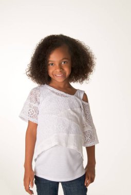 Beyaz arka plan karşı izole mutlu küçük kız