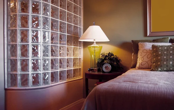ガラスの壁のシャワー 居心地の良いベッドでスタイリッシュな寝室のインテリア — ストック写真