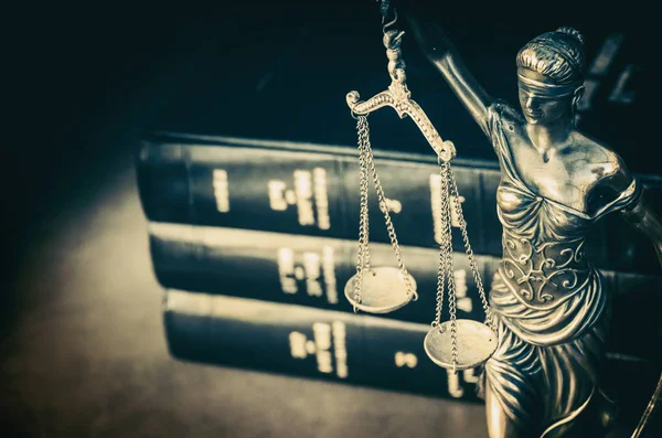 Libri Legge Scale Giustizia Una Scrivania — Foto Stock