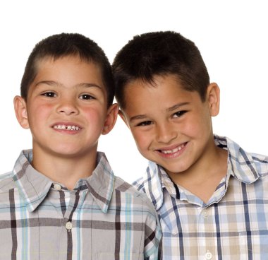 Beyaz arka plan, dostluk, kardeşlik ve sağlık kavramı karşı izole iki genç erkek, studio fotoğraf,