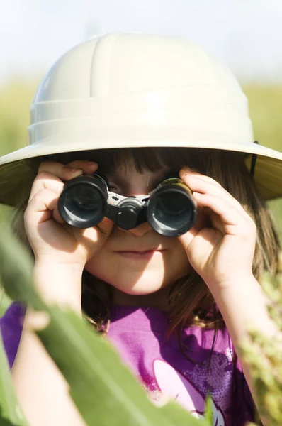 双眼鏡で遊んで幸せな子 子供は楽しい時を過します 夏の夢と想像力 冒険と旅行のコンセプト — ストック写真