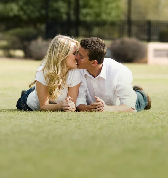 Jeune Couple Amoureux Plein Air Doux Moment Romantique — Photo