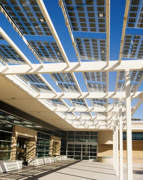 Edificio Moderno Que Utiliza Células Energía Solar Incoropadas Arquitectura — Foto de Stock