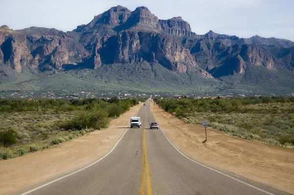 亚利桑那州的沙漠公路领先红色到红色岩石迷信山是在 Tonto 国家公园附近凤凰城 — 图库照片