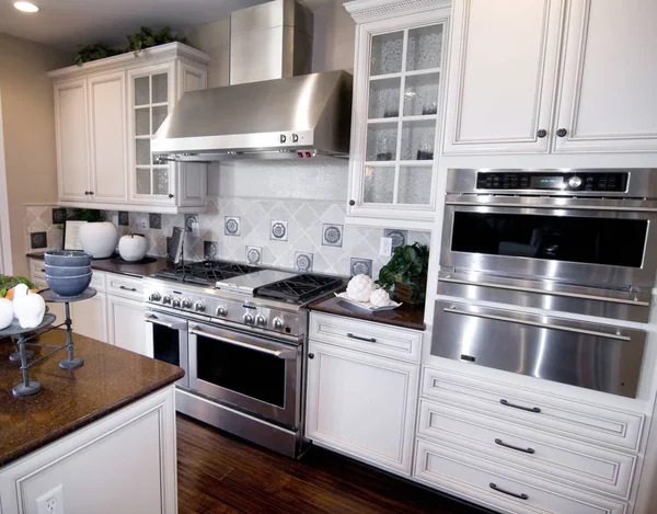 Schöne Moderne Küche Mit Granitarbeitsplatten Und Edelstahlgeräten — Stockfoto