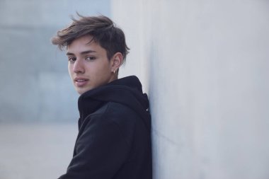 Yakışıklı genç adam gri duvar ayakta