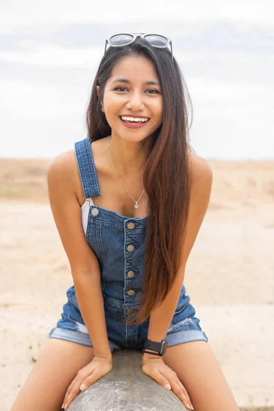 Denim Tulum Açık Portre Resim Giyen Mutlu Gülümseyen Genç Kadın — Stok fotoğraf