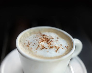 Siyah arka plan üzerine kahve latte
