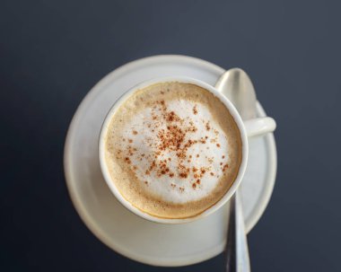 Siyah arka plan üzerine kahve latte