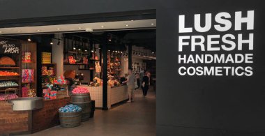 Scottsdale, Az/ABD-7.4.18: gür olduğunu Poole, Dorset, İngiltere'de merkezi bir kozmetik perakendeci. Şirket Mark Constantine, bir trichologist ve Liz Weir, bir güzellik terapisti tarafından kurulmuştur..