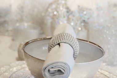 Konuklar, ışıltılı glam tarzı şenlikli diner dekor