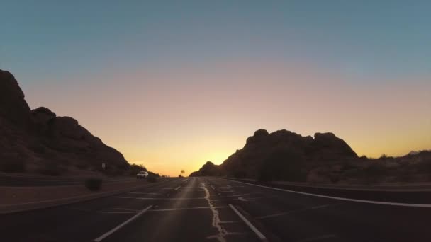 Conduzca Través Del Dramático Arizona Papago Park Buttes Hacia Phoenix — Vídeo de stock