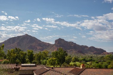 Doğal çöl Scottsdale, Phoenix, Arizona, Camelback Mountain özellikleri bir deve şeklini manzara ve yerli halk ve turistler için popüler bir zam.