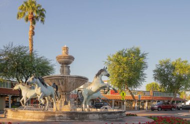 Scottsdale, Az/ABD - 10.3.2018: Bob Parks, bağışlanan bu çeşme 1989 yılında, 5th Avenue dükkan ve Galeri eski kent sahəsi Scottsdale beş şampiyon Arap atları tamamlayıcı.