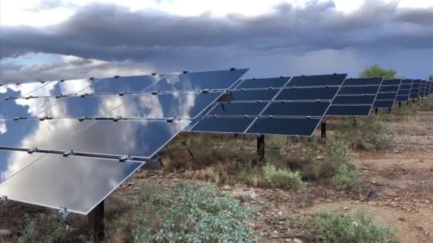 太陽電池パネルの時間経過のビデオ映像 — ストック動画