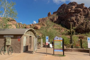 Phoenix, Az/ABD - 10.3.18: Echo Kanyon Trail Camelback Mountain bir popüler zorlu yürüyüş spot, yaklaşık 200 kişi dağ korur ve her yıl rotaları Phoenix'ten kurtarıldı.
