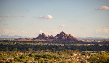 Papago Park, Phoenix ve Tempe, Arizona, ABD Camelback Mountain gelen görünümü