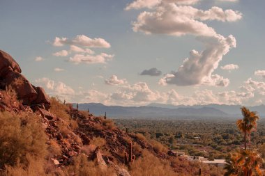 Phoenix ve Tempe, Arizona, ABD Camelback Mountain gelen görünümü