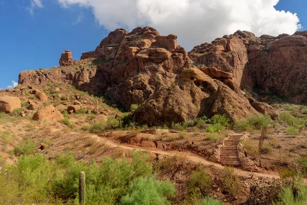 Phoenix, Arizona'da Camelback Mountain Yankı Kanyonu rekreasyon alan iz.