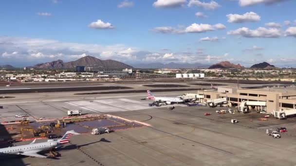 フェニックス アリゾナ州 アメリカ フェニックス スカイ ハーバー国際空港時間経過 ダウンタウンのフェニックスの南東 マイルは軍民公共空港 — ストック動画