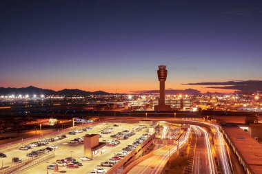 Phoenix, Az/ABD - 10.14.18 - Phoenix Sky Harbor International Airport toplam yolcu artış sayısı 2.1 oranında, önce yılın aynı ayına göre 18 Mayıs içinde gördüm.