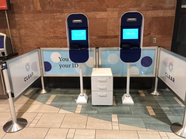 Phoenix, Az/ABD - 10.15.18: Havaalanı güvenlik ve öncelikli izni, biyometrik sistemi için Clear 4 of Phoenix Skyharbor Havaalanı Terminal içinde görülür.  