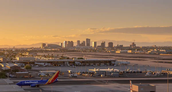 凤凰城 Usa 凤凰天空港国际机场美国航空公司飞机停在凤凰国际机场登机口起飞前 — 图库照片