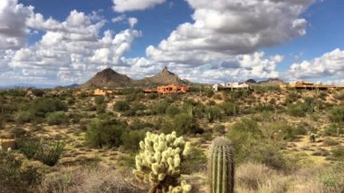 Arizona Scottsdale Çölü manzara kabarık beyaz bulutlar drift Pinnacle en yüksek dağ tarafından.