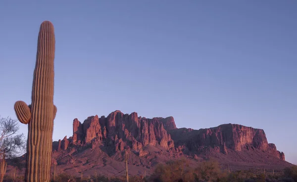 Arizona Öknen Solnedgång Den Röda Rock Vidskepelse Berget Glöder Röd — Stockfoto