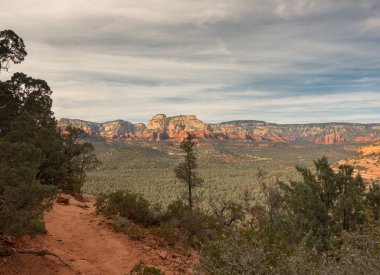 Devils Bridge iz kapalı görkemli Sedona manzara.