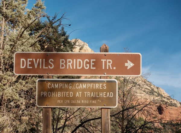 Тропа Дьявольского Моста Знак Седона Аризона — стоковое фото