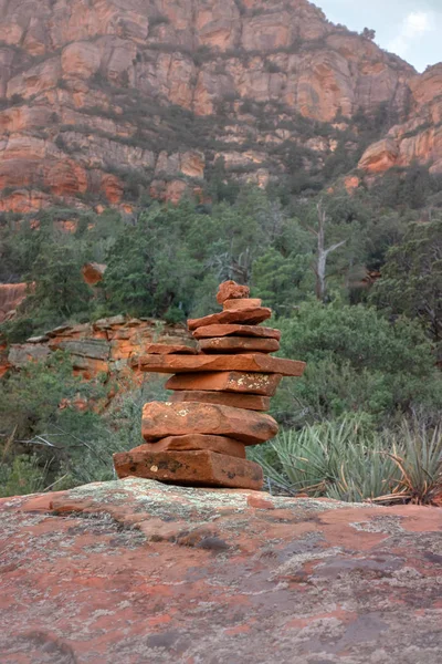アリゾナ州セドナのトレイル石静かな風景と調和した分散岩 — ストック写真
