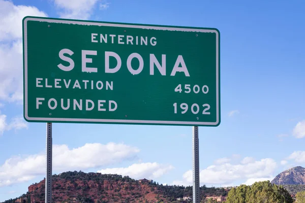 Roadsign Sedona Met Schilderachtige Berglandschap Achtergrond — Stockfoto